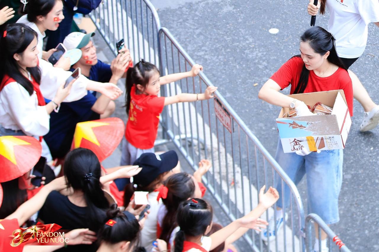 Quỳnh Anh - vợ Duy Mạnh phát bánh mì cho bà con đi xem tổng hợp luyện diễu binh, diễu hành hướng tới đại lễ kỉ niệm 80 năm Cách mạng tháng 8 thành công và Quốc khánh 2/9