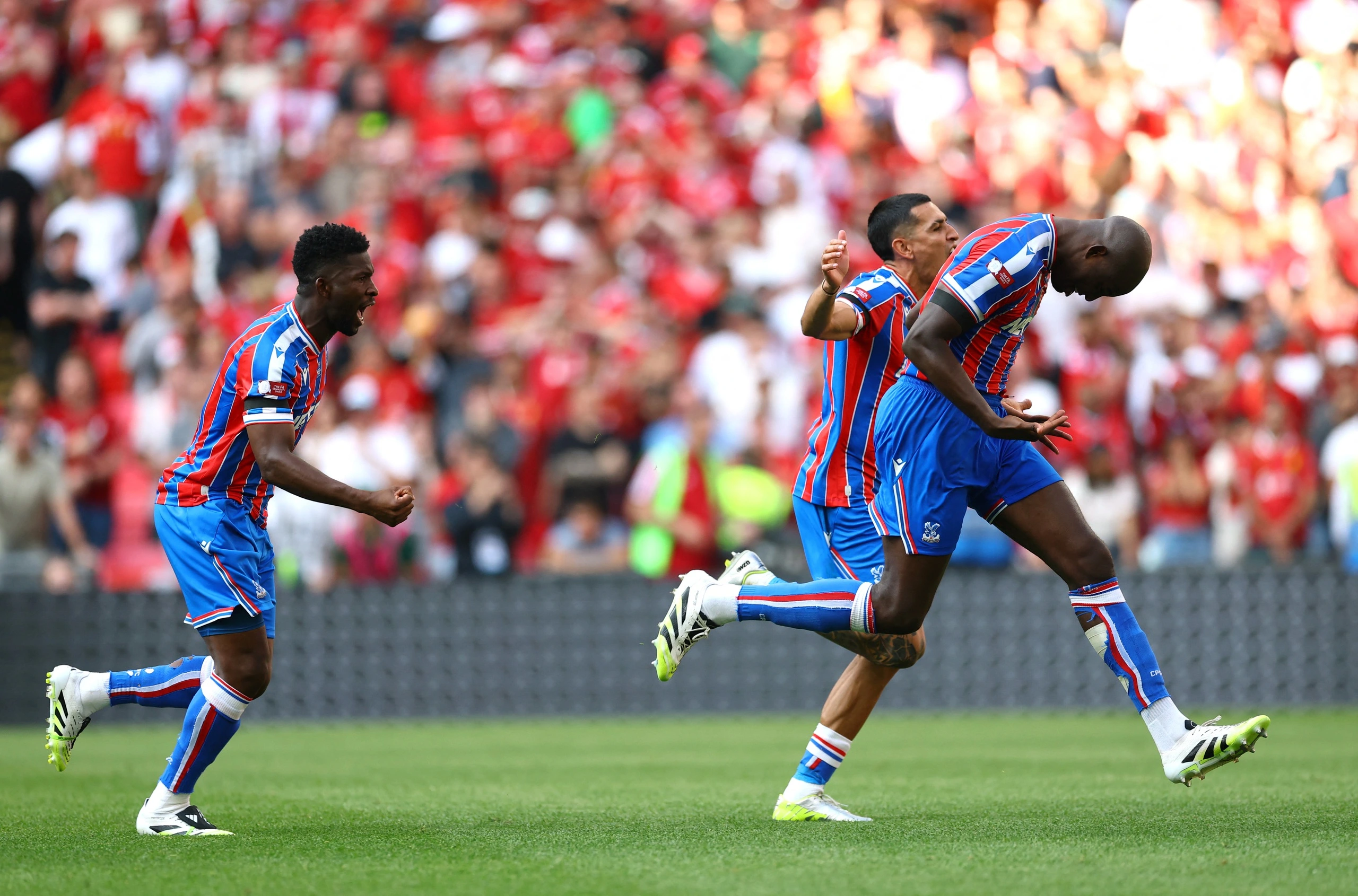Crystal Palace gây sốc khi đánh bại Man City để vô địch Cúp FA, và đánh bại Liverpool để vô địch Siêu cúp Anh