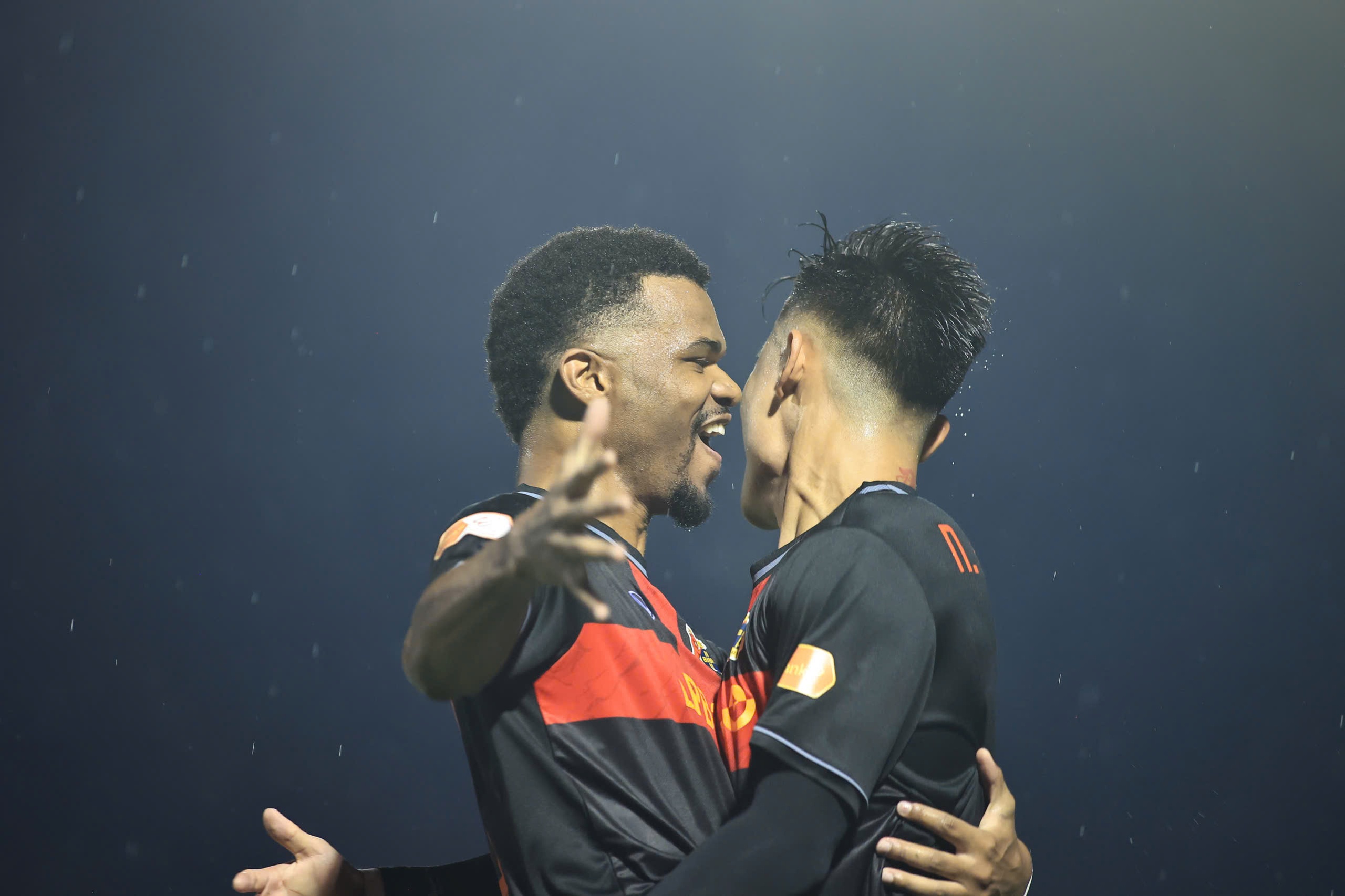 V-League 2025-26: Sôi động ngay vòng đầu tiên - Ảnh 1.
