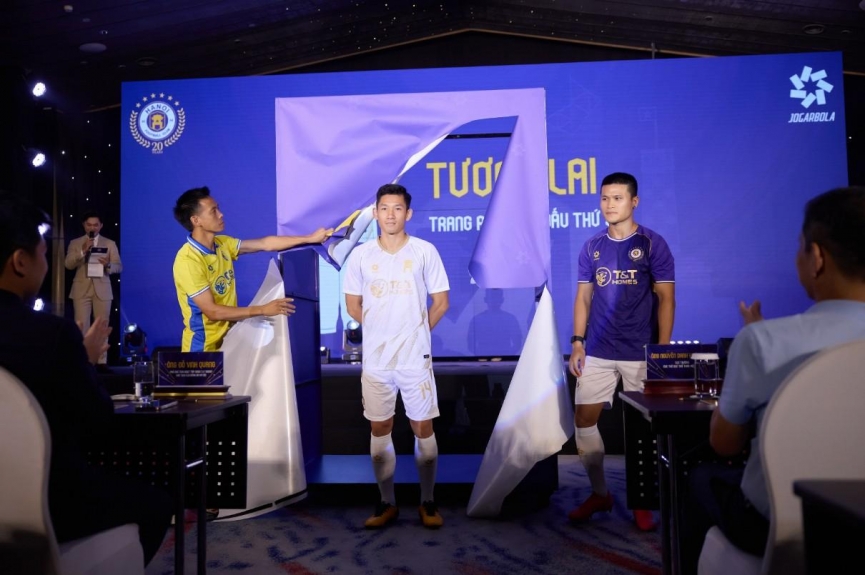 Lễ xuất quân hoành tráng, Hà Nội FC đón mùa 2025/26 cùng cửa hàng chính thức đầu tiên 683788