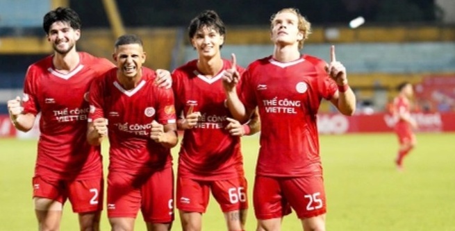 Damian ăn mừng cùng đội bóng