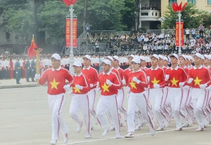 Võ sĩ karate Nguyễn Thị Ngoan tham gia rước đuốc