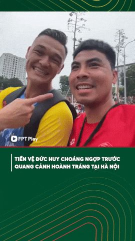 Đức Huy choáng ngợp trước cảnh tưng bừng cờ hoa