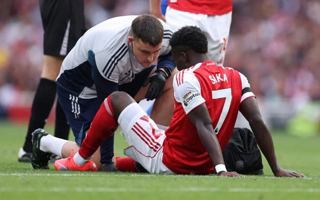 Bukayo Saka bị chấn thương trong trận gặp Leeds