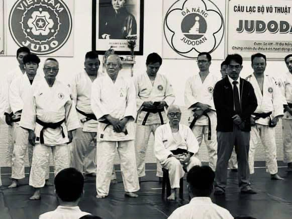 Chụp ảnh lưu niệm cùng các môn sinh tại CLB Judodan