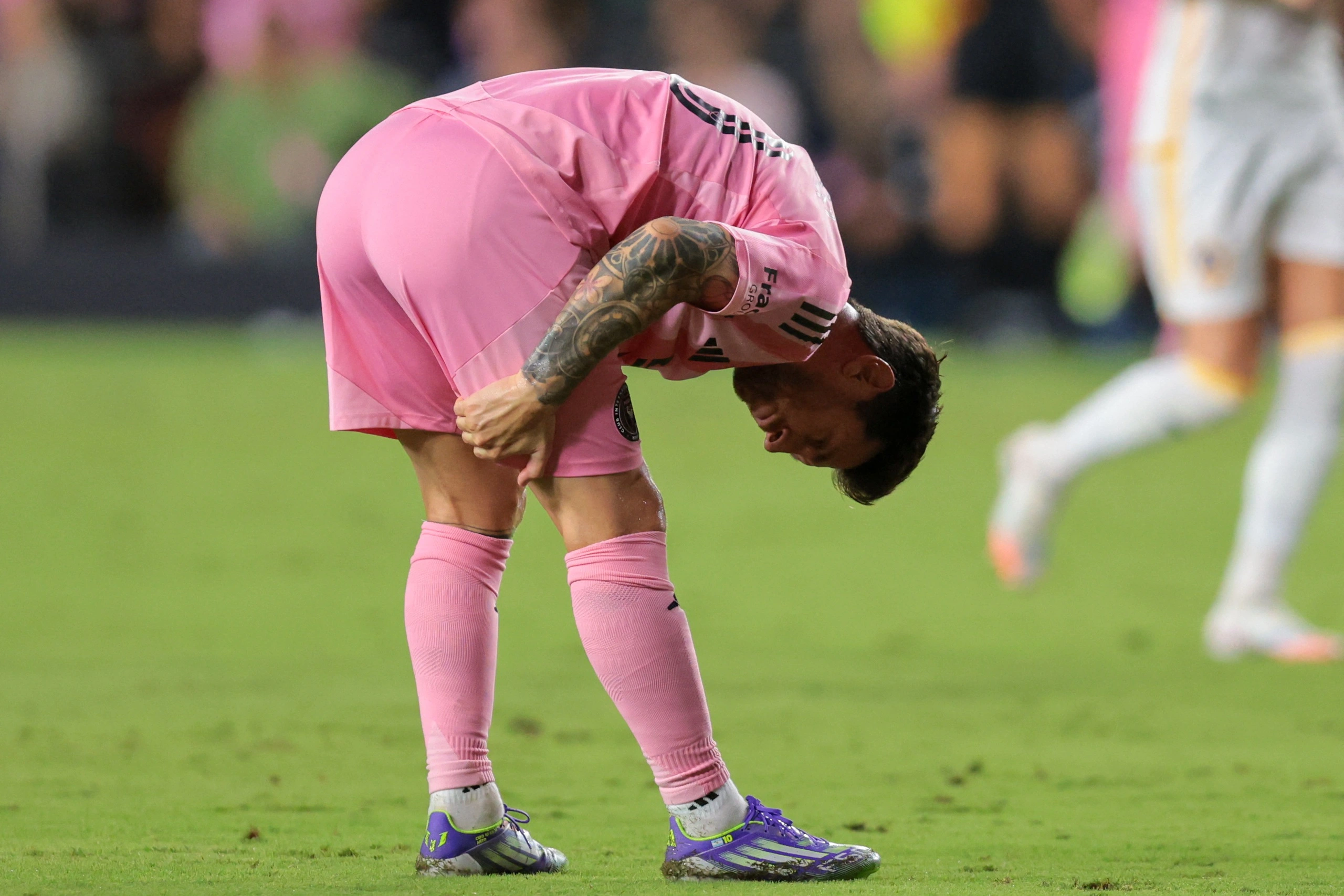 Hình ảnh Messi khó chịu đã gây lo lắng