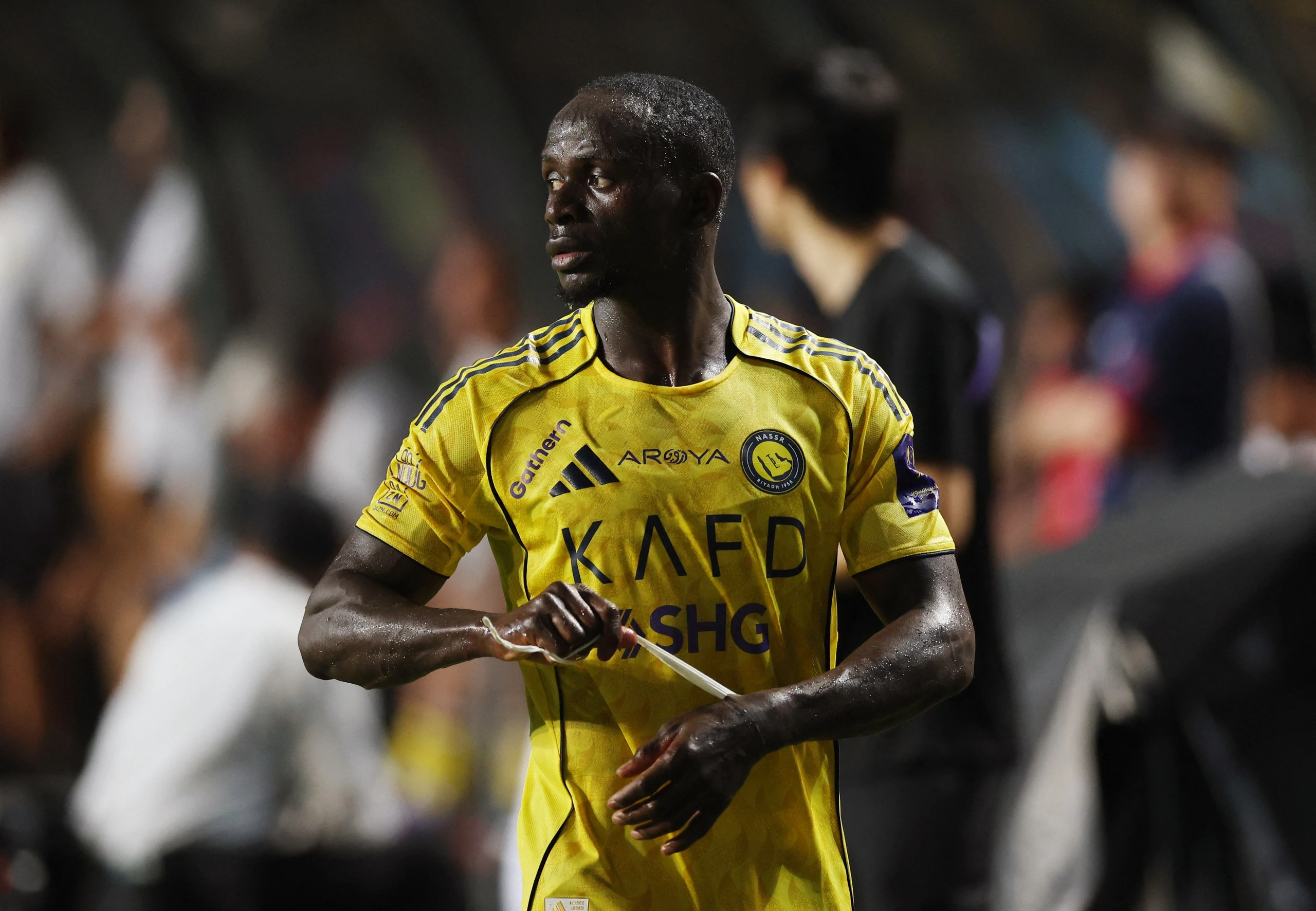 Sadio Mane nhận thẻ đỏ trực tiếp, rời sân ngay trong hiệp 1
