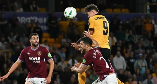 Jorgen Strand Larsen ghi bàn cho Wolves