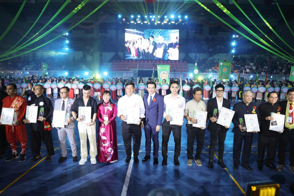 Ông Nguyễn Nam Nhân cùng bà Hà Thị Yến Oanh trao kỷ niệm chương cho các võ sư, huấn luyện viên có nhiều đóng góp cho sự phát triển của võ cổ truyền
