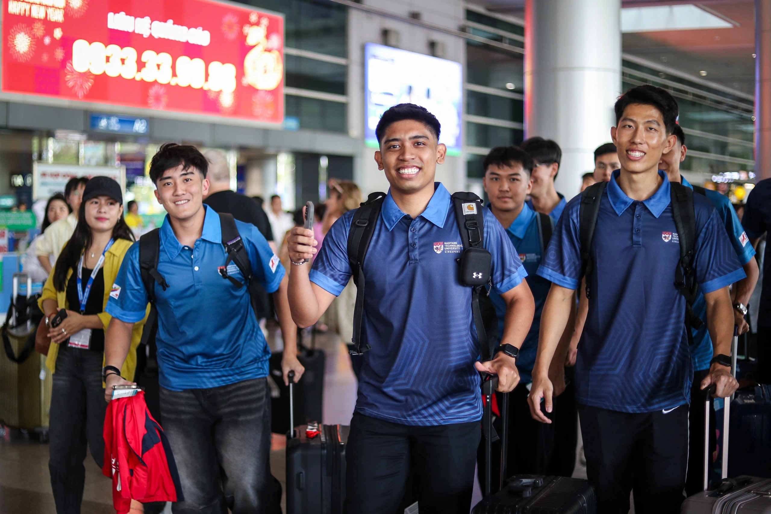 Vừa xuống sân bay Tân Sơn Nhất, các đội bóng quốc tế đã được chào đón nồng nhiệt