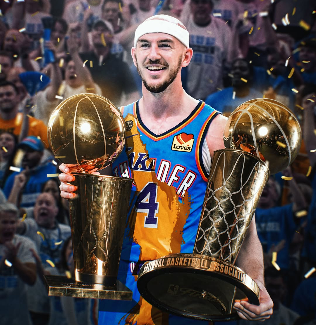 Alex Caruso với chiếc cúp vô địch NBA
