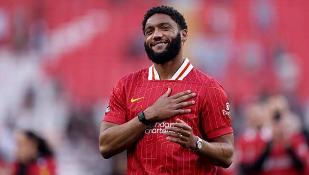 Joe Gomez được AC Milan theo dõi sát sao