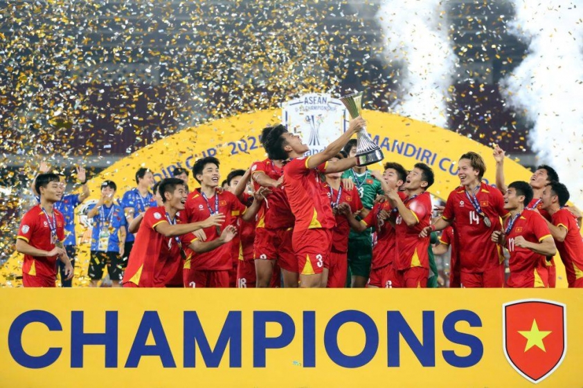 U23 Việt Nam nhận cúp vô địch Đông Nam Á