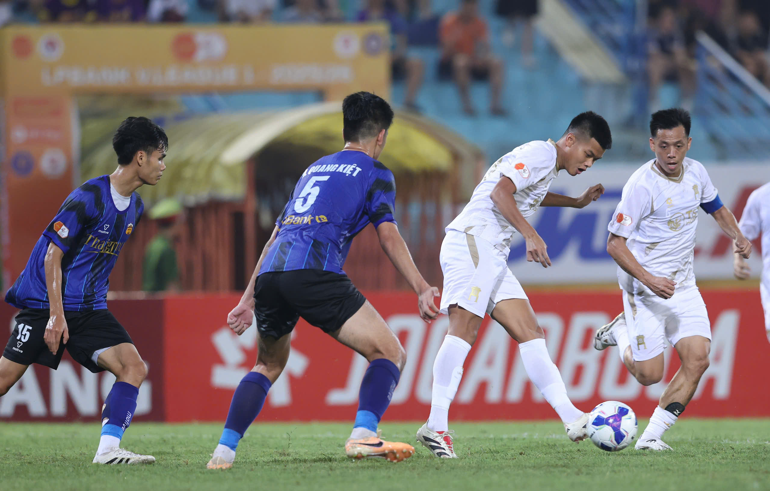V-League 2025/26 đầy kịch tính, Hà Nội FC chia điểm HAGL