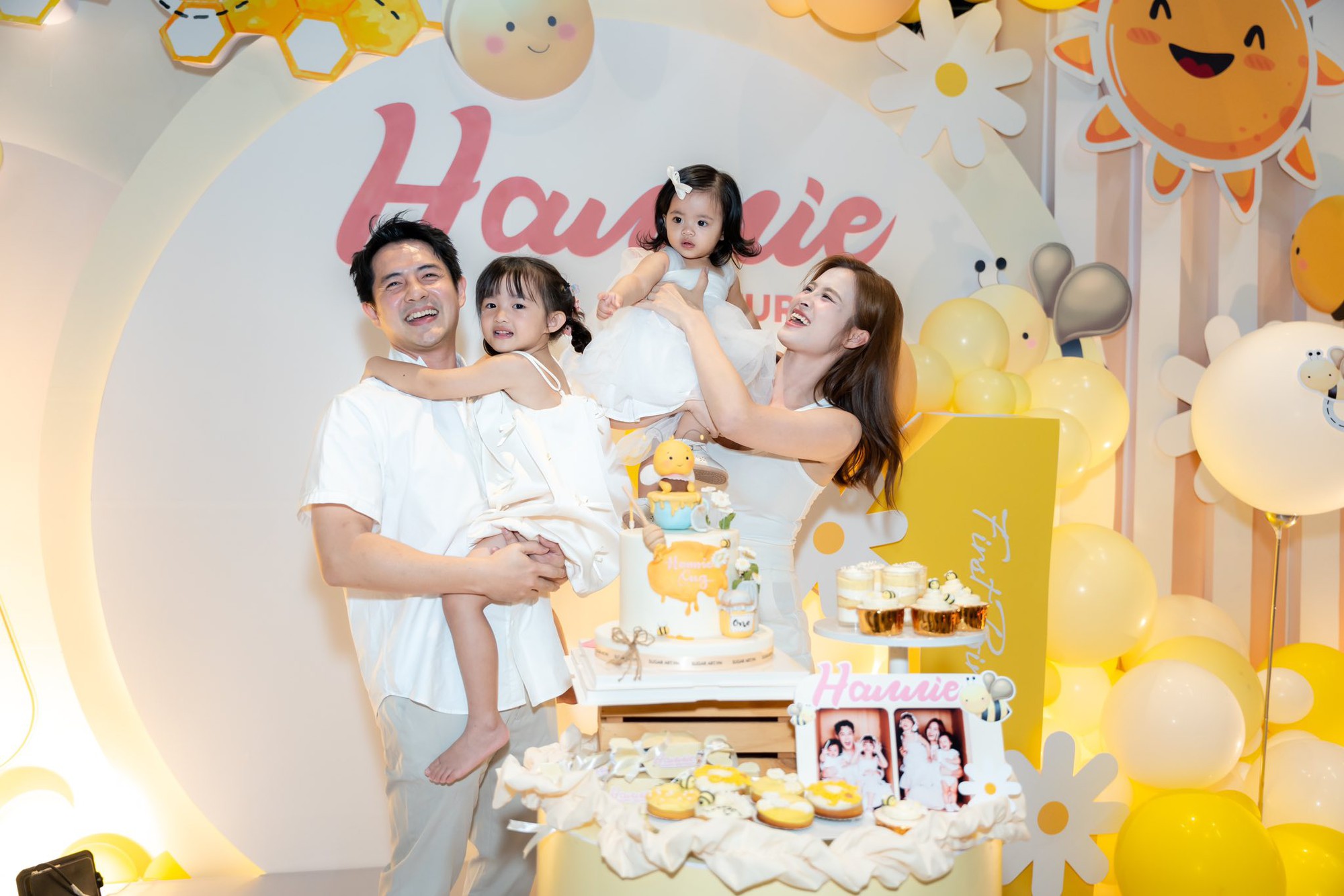Bé Hannie với mái tóc dài đen bóng