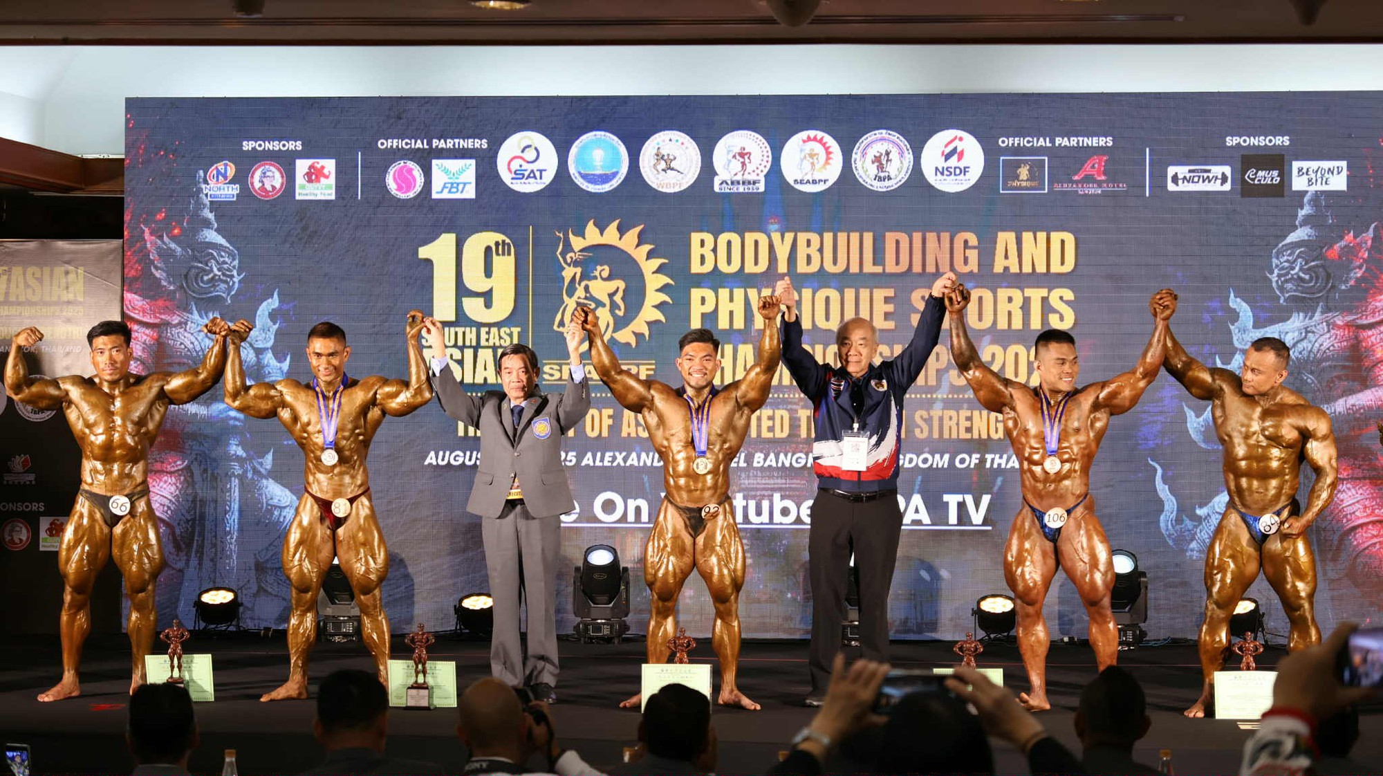 Vận động viên Trương Hoàng Long đứng trên bục nhận huy chương vàng