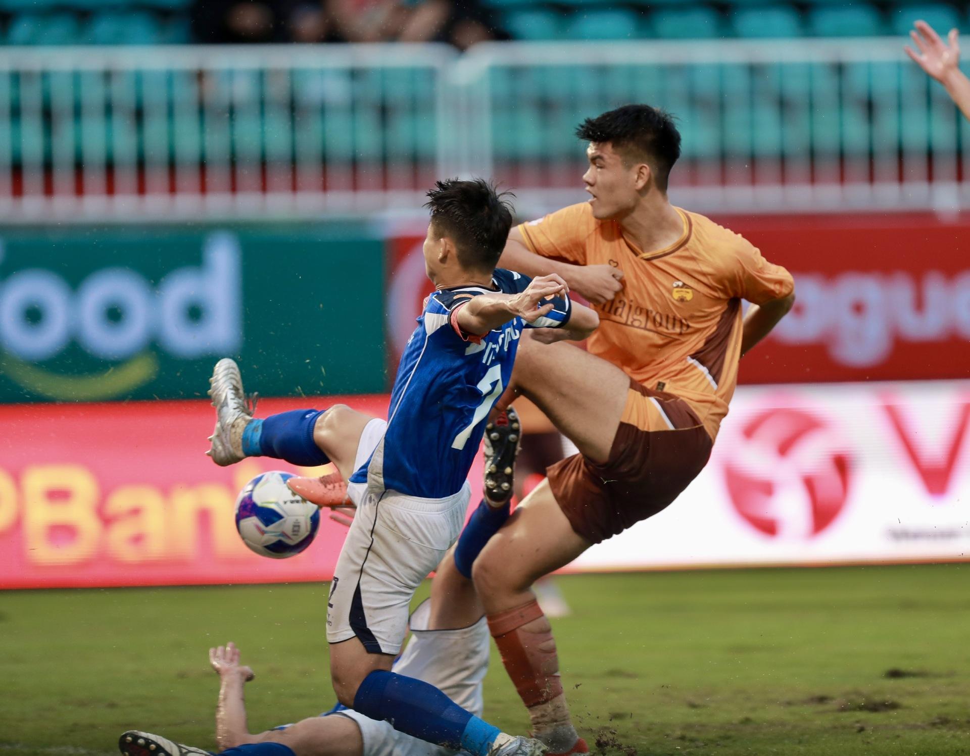 HAGL nỗ lực tìm bàn gỡ danh dự nhưng bất thành.