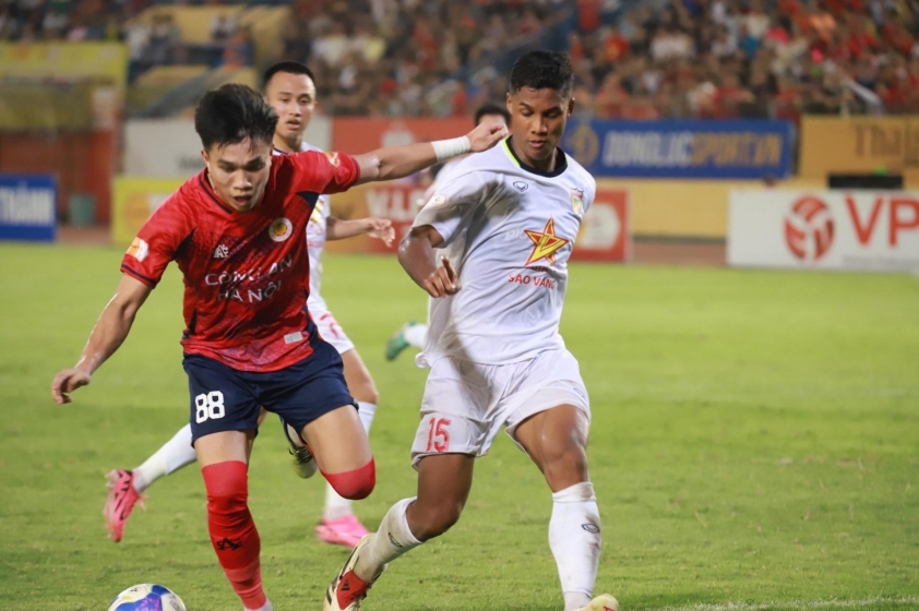 Adou Minh trong màu áo CLB Hà Tĩnh