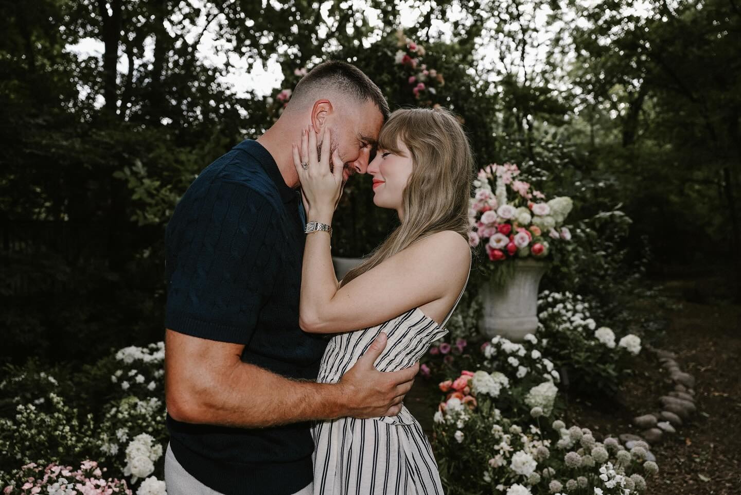 Chi tiết nhẫn đính hôn vàng và kim cương cổ điển của Taylor Swift