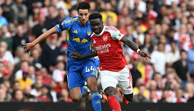 Bukayo Saka sút bóng