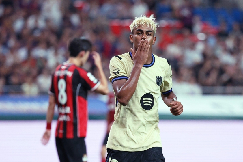 Lamine Yamal: Ngôi sao mới tỏa sáng rực rỡ trong màu áo số 10 Barcelona