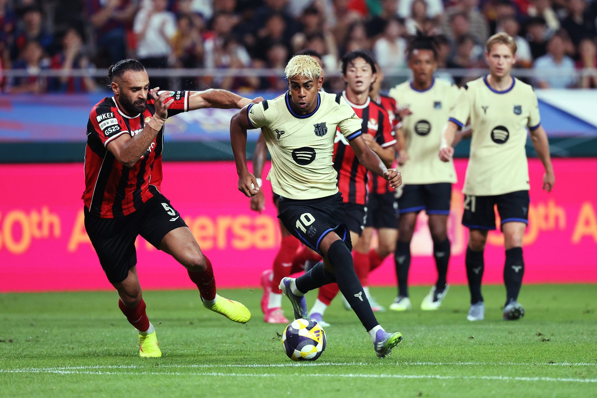 Phát ngôn gây tranh cãi của bình luận viên Barca về Modric châm ngòi chiến tranh giữa hai CLB