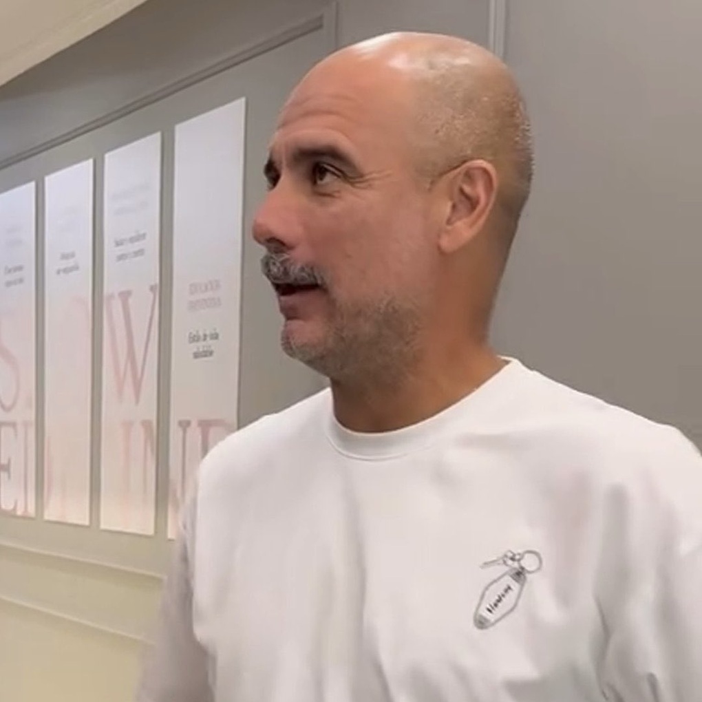 HLV Pep Guardiola khiến nhiều người bất ngờ vì vẻ ngoài khác lạ - 2