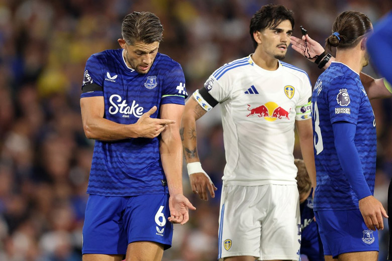 Vì sao Leeds United được hưởng penalty trước Everton, có hợp lệ không? - Ảnh 1