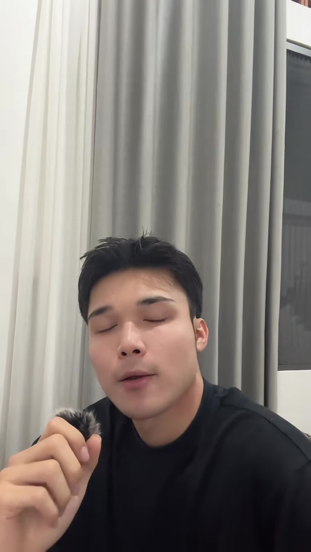 Em trai Hòa Minzy chia sẻ về cuộc sống được chị gái chăm sóc