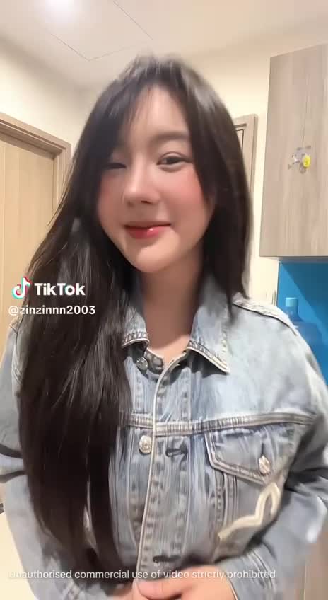 Hot girl Zin thể hiện điệu nhảy cà hẩy thu hút với phong cách lúc kín lúc hở