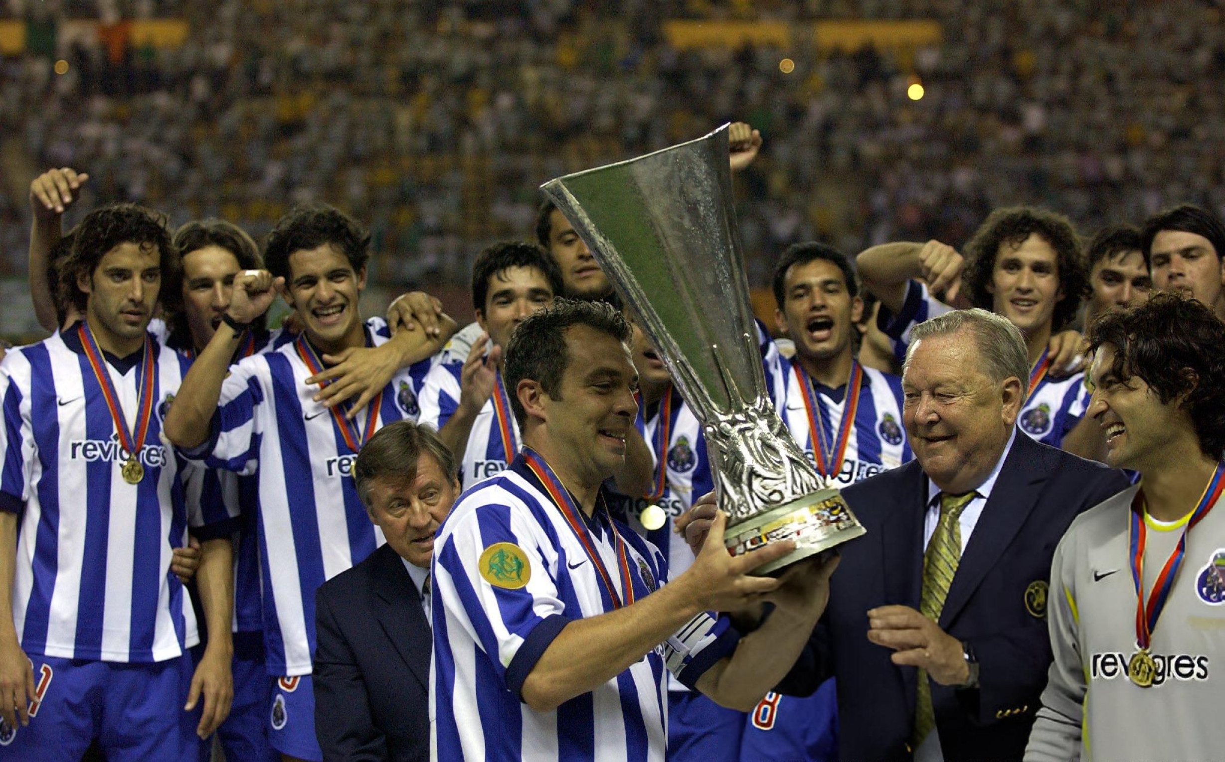Học trò cưng của Mourinho đột ngột qua đời trên sân bóng - 2