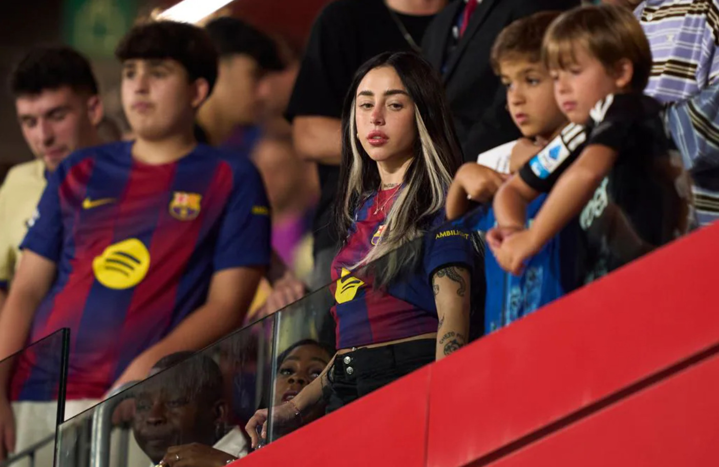 Lamine Yamal vào khách sạn với nữ ca sĩ xinh đẹp, Barcelona lo sốt vó - 3