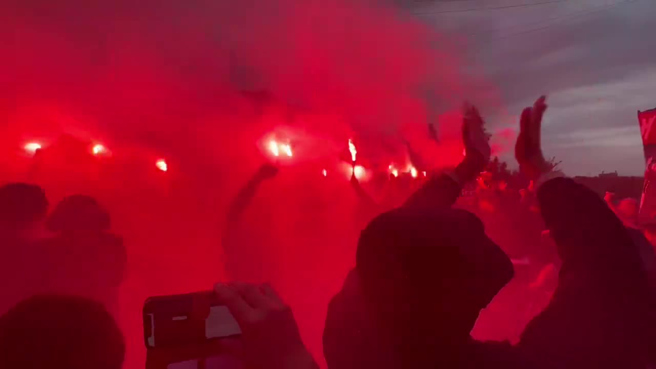Người hâm mộ Crystal Palace dùng cả pháo sáng