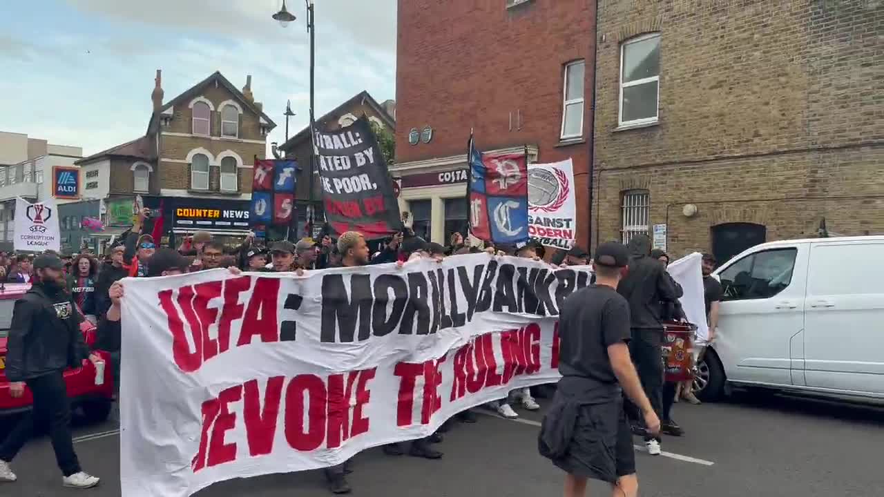 Người hâm mộ Crystal Palace tụ tập để phản đối quyết định của UEFA