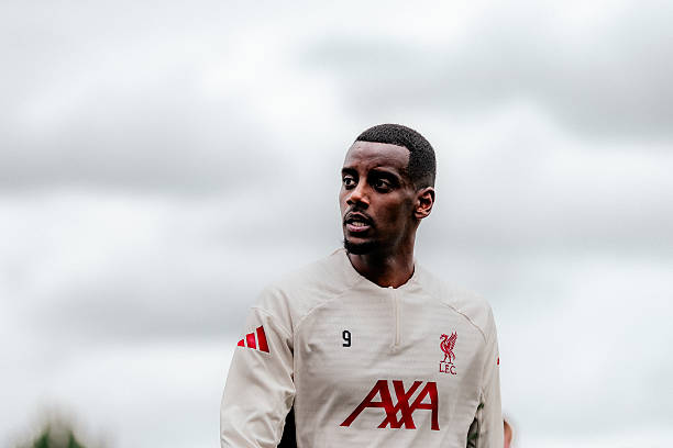 Isak đang chờ để được ra mắt Liverpool.