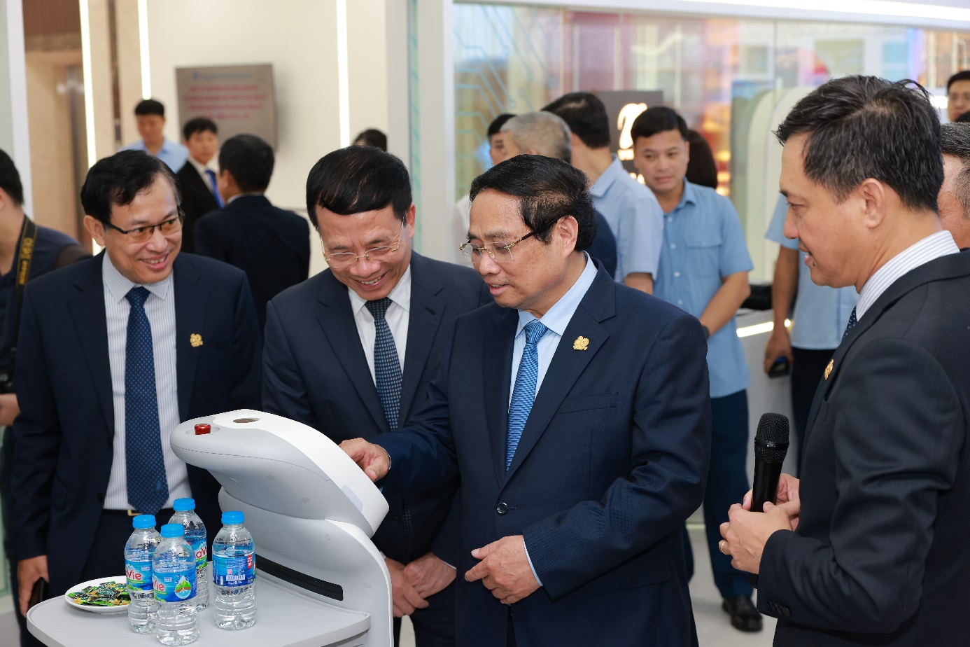 Thủ tướng Phạm Minh Chính trải nghiệm Robot AI hỗ trợ hành chính