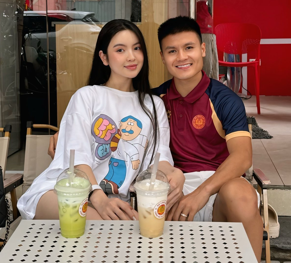 Chu Thanh Huyền và Quang Hải trò chuyện trên xe sang