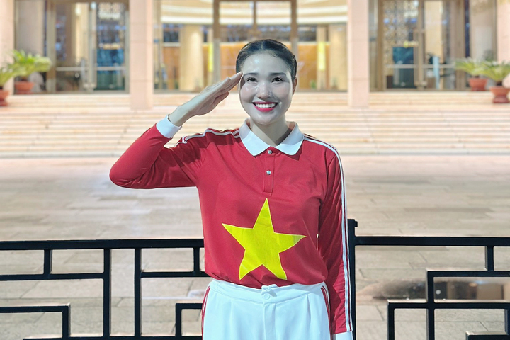 Đại úy Nguyễn Linh Na rước đuốc tại lễ kỷ niệm 80 năm Cách mạng Tháng Tám