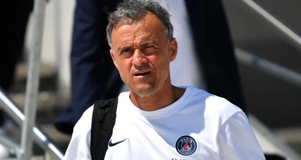 HLV Luis Enrique gặp tai nạn khi đang lái xe đạp.