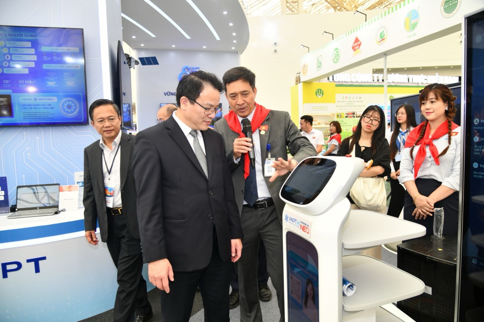 Robot AI phục vụ hành chính thử nghiệm tại Trung tâm Hành chính công Hà Nội