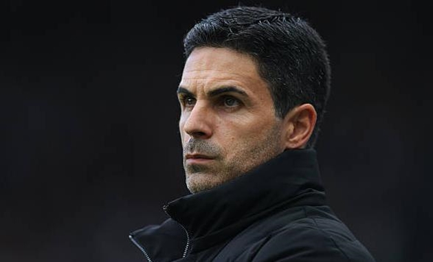 HLV Mikel Arteta và các cầu thủ Arsenal thể hiện bản lĩnh