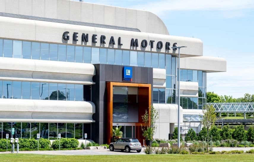 Chevrolet Corvette đang bốc cháy dữ dội tại trạm xăng