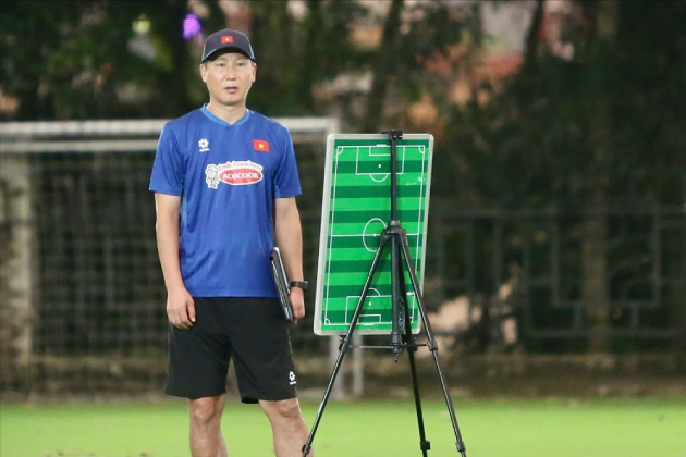 HLV Kim Sang-sik chỉ đạo chiến thuật