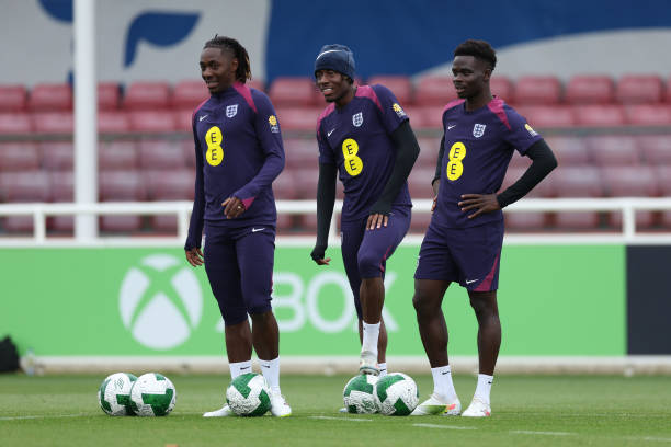 Eberechi Eze và Noni Madueke sát cánh cùng Bukayo Saka