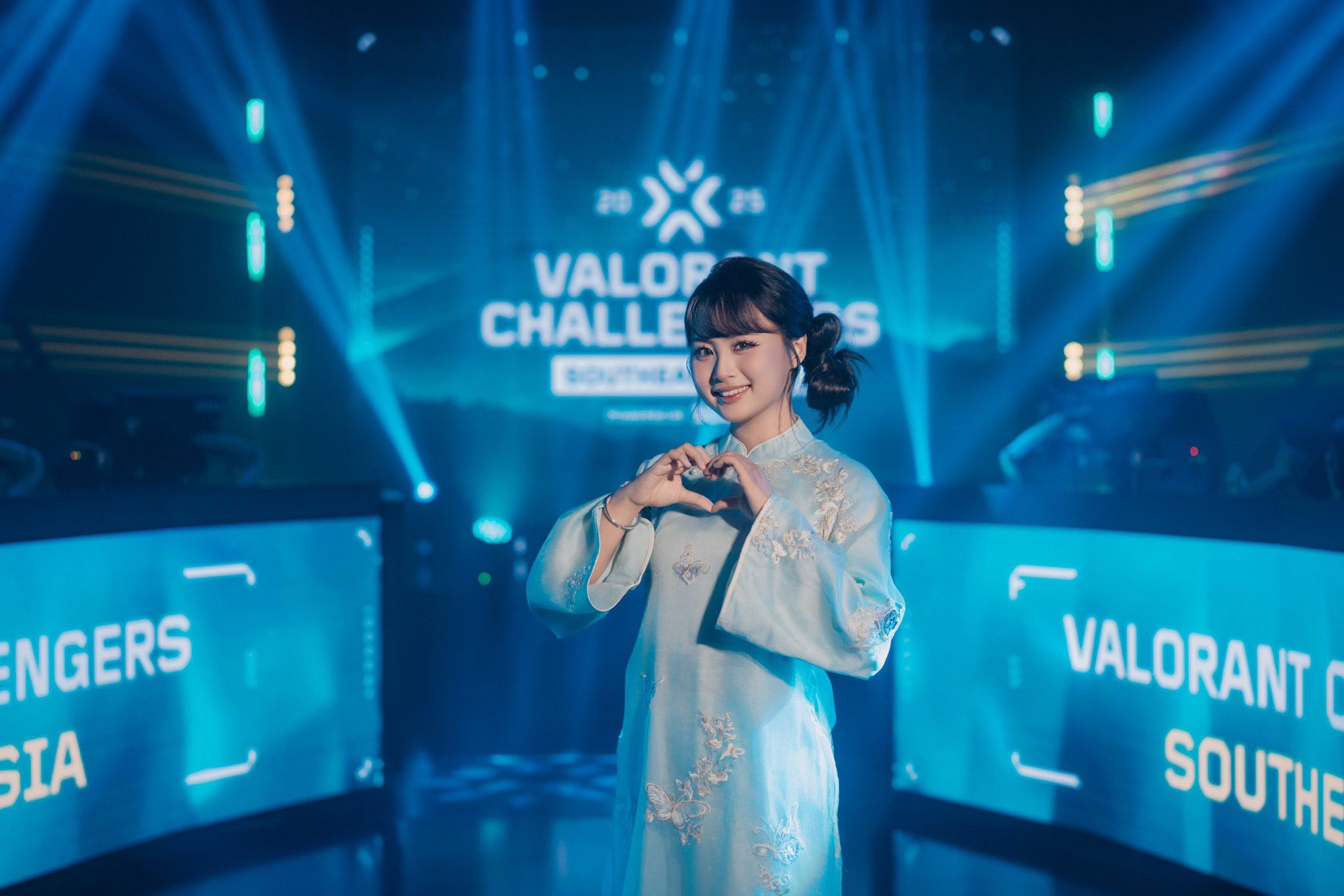 Minh Nghi toả sáng trên sân khấu Esports