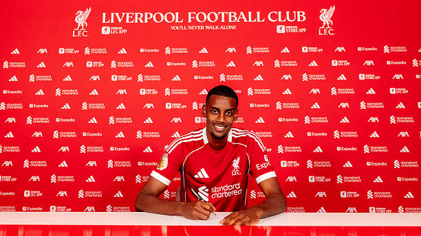 Isak chính thức gia nhập Liverpool