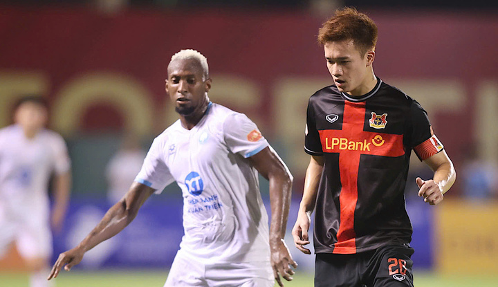 Hoàng Đức (bên phải) giúp Ninh Bình thắng Nam Định.