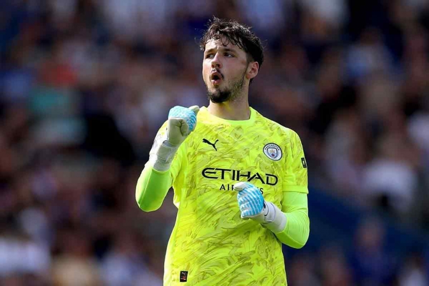 James Trafford thi đấu toàn diện trước Brighton