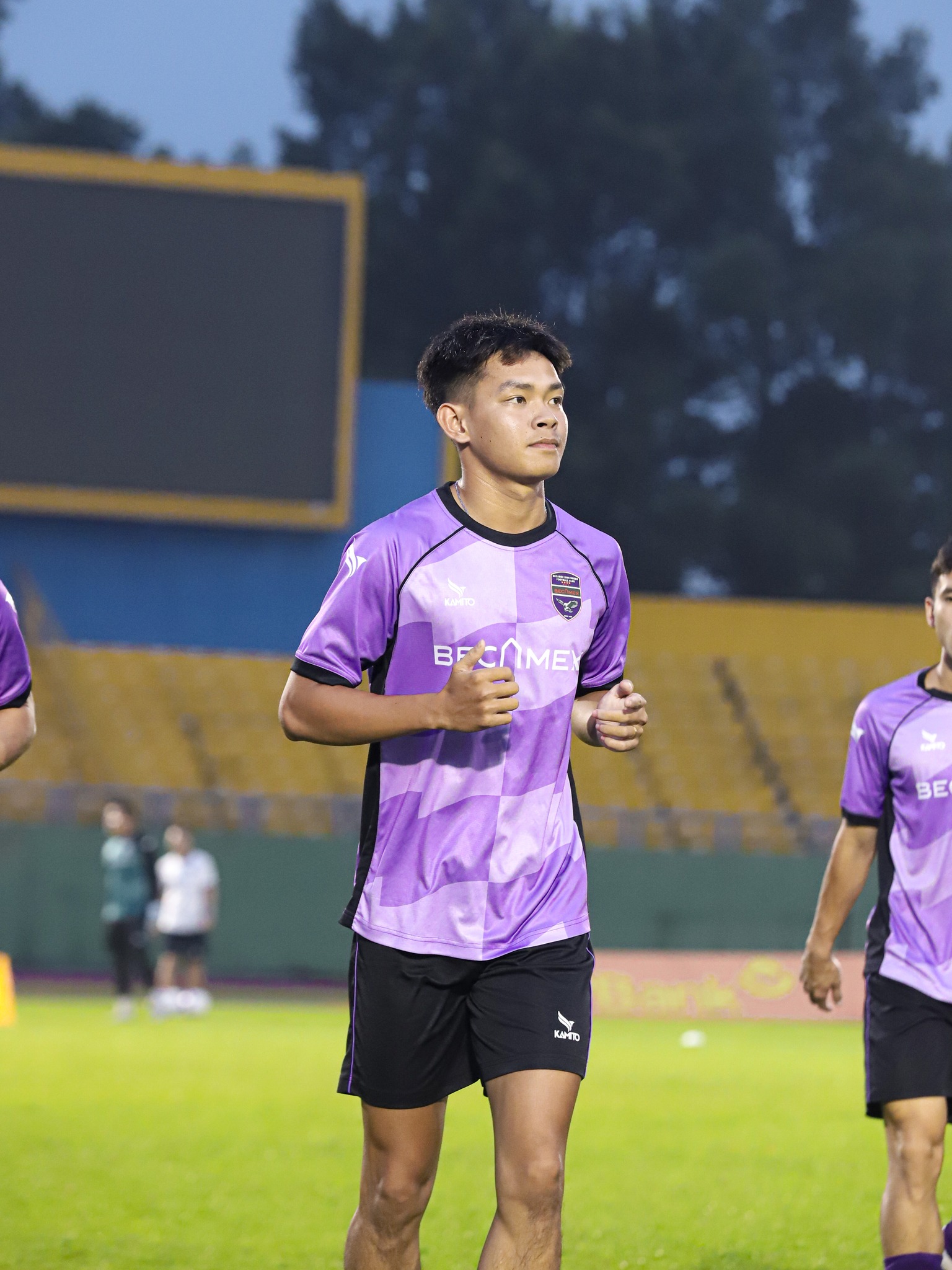Bùi Vĩ Hào tập luyện nhưng chưa được đăng ký thi đấu ở lượt đi V-League