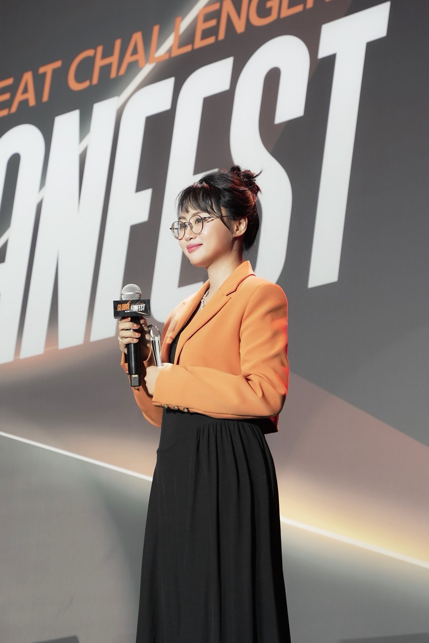 Minh Nghi duyên dáng trên sân khấu Esports